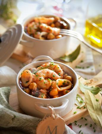 Guiso de langostinos y chipirones  con garbanzos | 