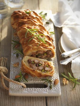 Pastel de hojaldre relleno de cerdo y frutos secos  | 