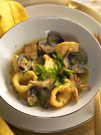 Guiso de calamares y alcachofas con almejas | 