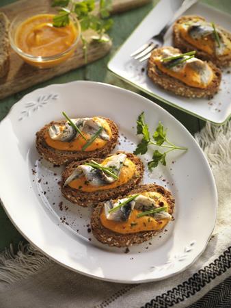 Pintxo de boquerones y salmorejo  | 
