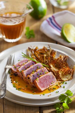 Tataki de atún con salsa de cítricos y chips de alcachofas | blog